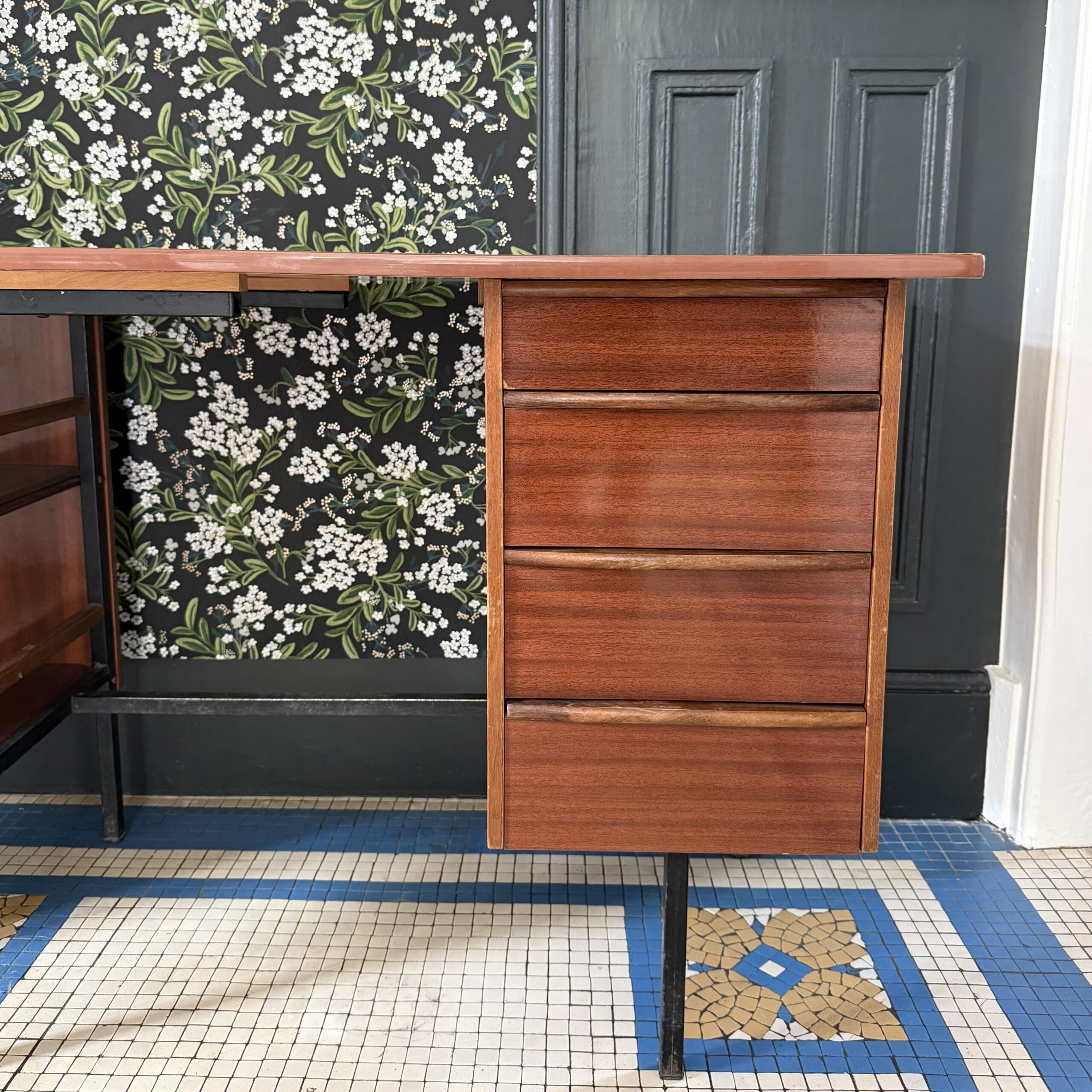 Bureau 1960 à 4 tiroirs et étagères laterales – Image 2