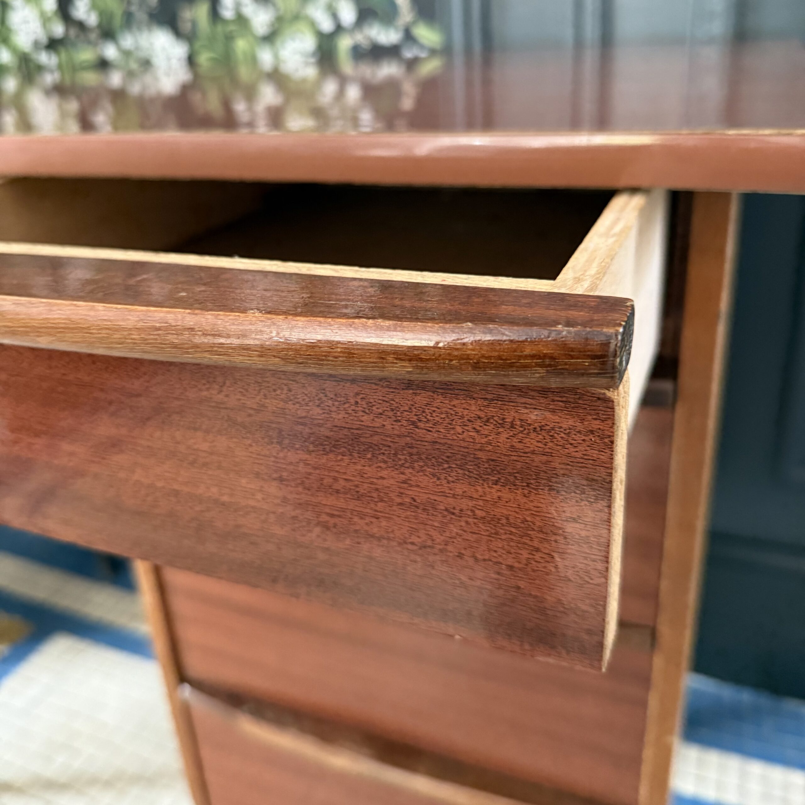 Bureau 1960 à 4 tiroirs et étagères laterales – Image 3