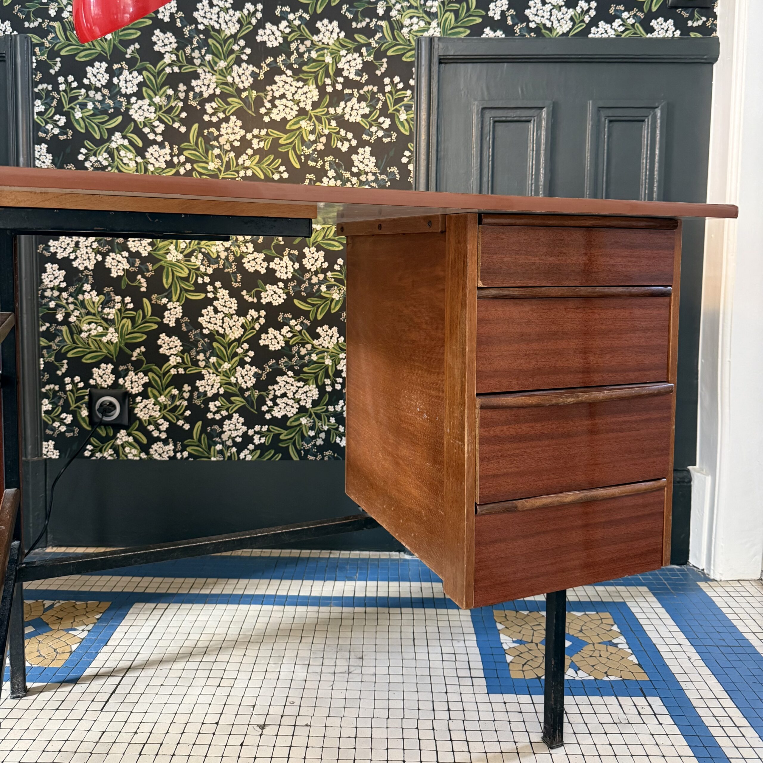 Bureau 1960 à 4 tiroirs et étagères laterales – Image 4